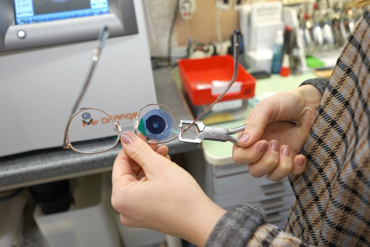 Anpassung eines Brillengestells per Hand
